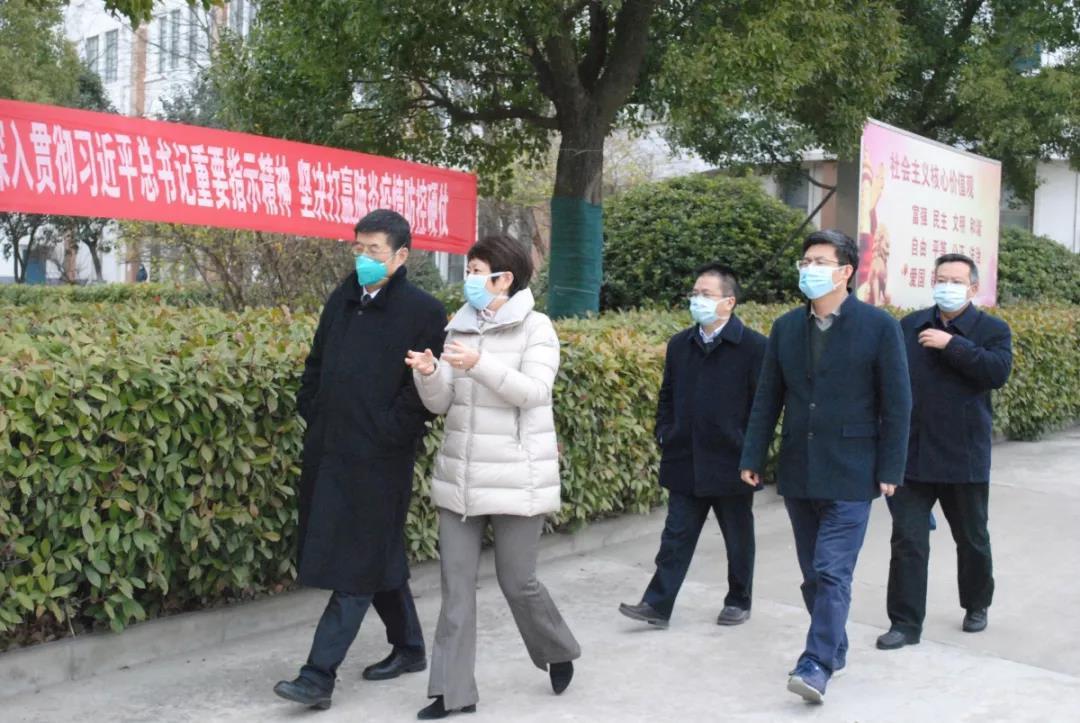 王红红副市长介绍我市疫情防治工作开展情况