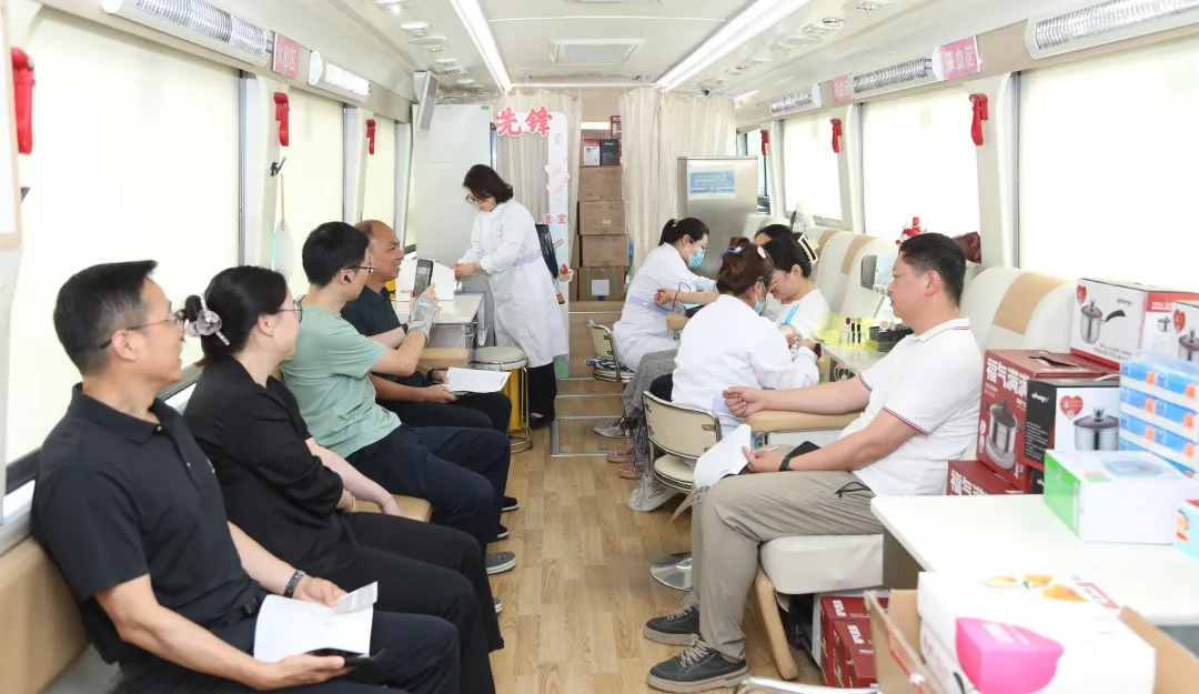 市卫健委组织开展无偿献血公益活动...